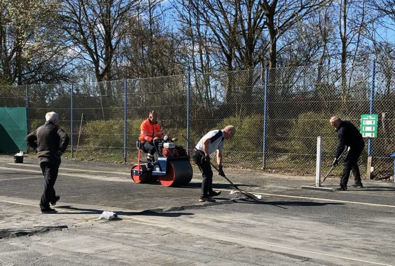 Formanden kontrollerer arbejdet
